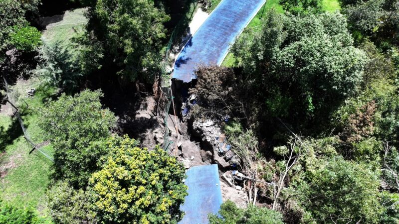 Con obra comunitaria y maquinaria, gobierno de Puebla interviene deslave en Parque Metropolitano
