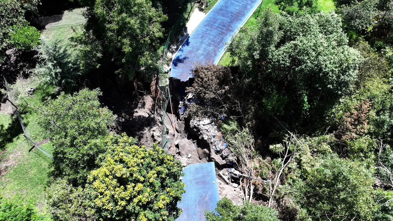 Con obra comunitaria y maquinaria, gobierno de Puebla interviene deslave en Parque Metropolitano