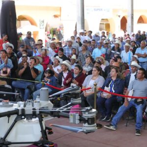 Ixtacamaxtitlán recibe apoyos estatales sin precedentes en maquinaria, fertilizantes y reforestación