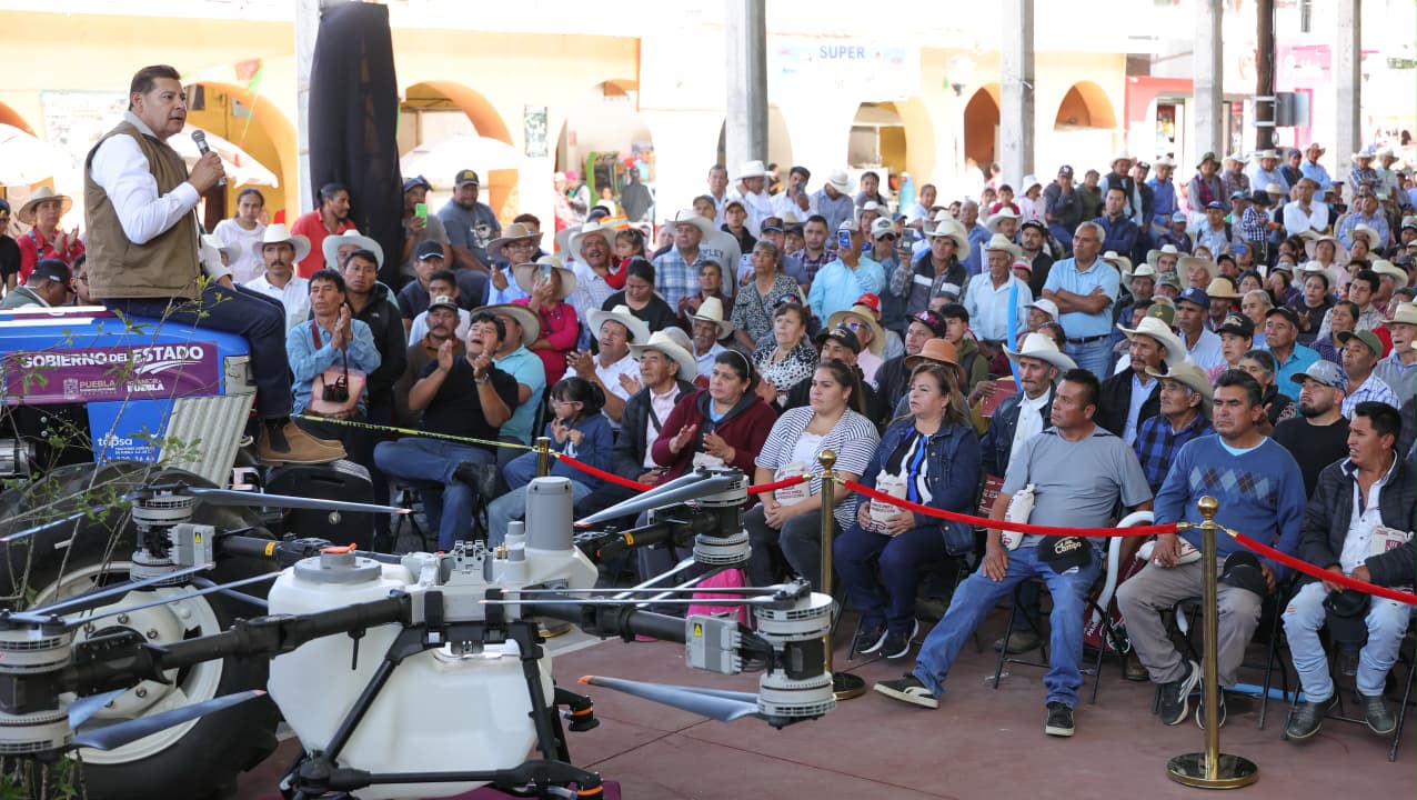 Ixtacamaxtitlán recibe apoyos estatales sin precedentes en maquinaria, fertilizantes y reforestación