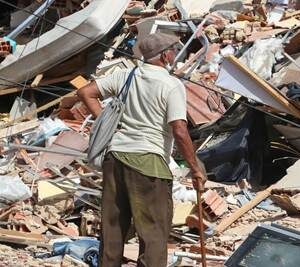 Familias desplazadas tras los terremotos de Venezuela se refugian en estadios de béisbol