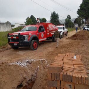 Protección Civil rescata a trabajadores tras derrumbe en Zacatlán