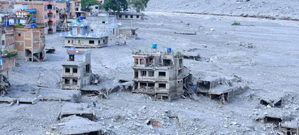 Inundaciones en Nepal reportan más de 900 muertos