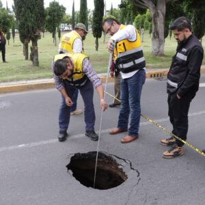 Gobierno de Puebla coadyuva en reparación de drenaje pluvial colapsado en Cúmulo de Virgo
