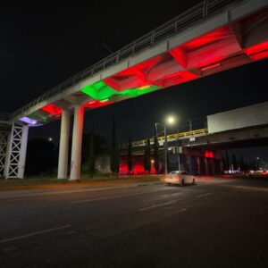 Para darle color patrio Infraestructura coloca iluminación en 19 bajo puentes
