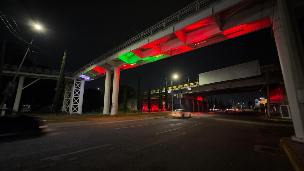 Para darle color patrio Infraestructura coloca iluminación en 19 bajo puentes