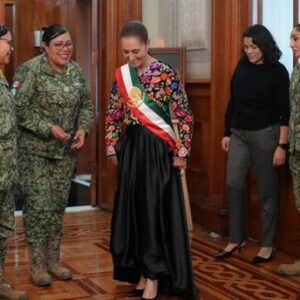 El vestido que portó la presidenta Claudia Sheinbaum Pardo fue bordado por artesanas muxes del Istmo de Tehuantepec, Oaxaca