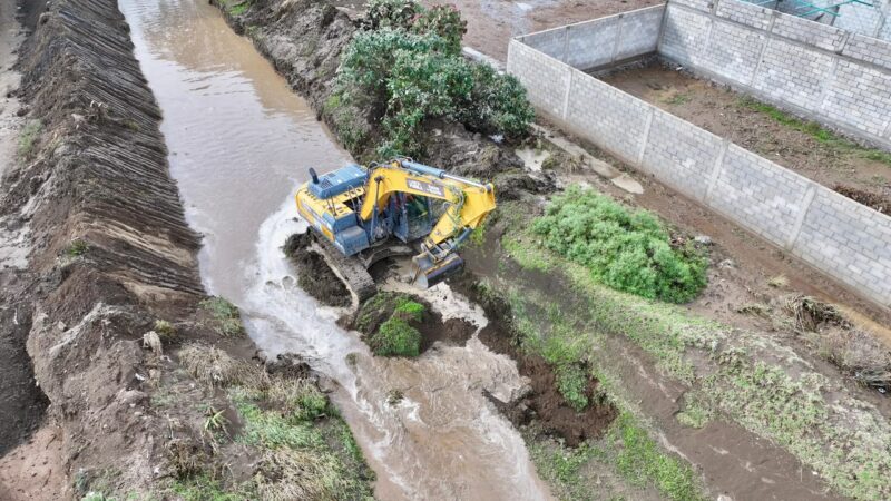 Despliegan maquinaria pesada para trabajos de desazolve y encauzamiento tras deslaves e inundaciones en Ciudad Serdán