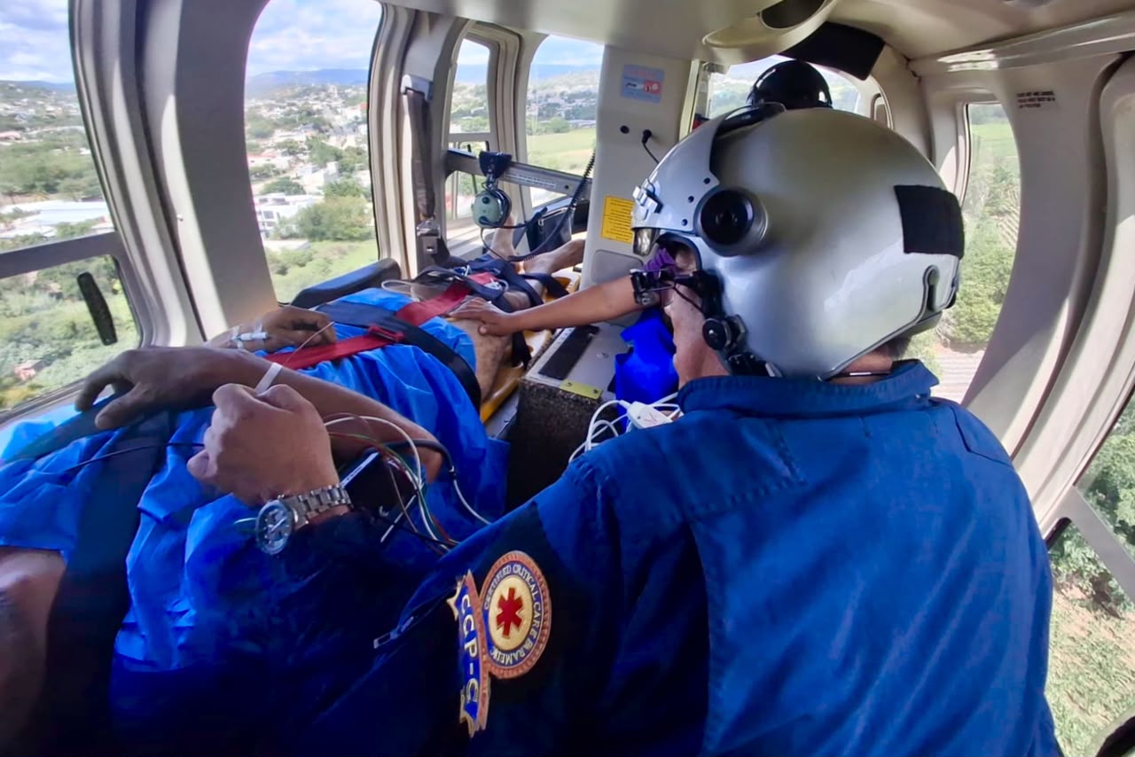 Con traslado médico aéreo de Acatlán a Tehuacán, gobierno estatal asegura atención oportuna
