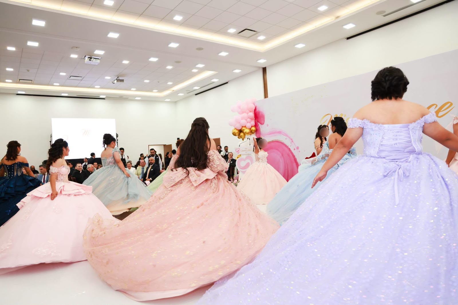 Ceci Arellano celebra los sueños de quinceañeras de la casa del adolescente