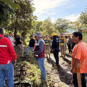 Atienden deslizamiento de tierra en Pahuatlán
